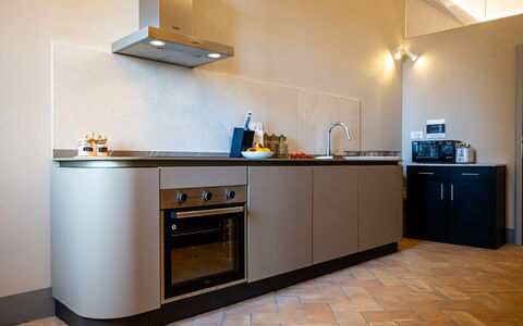 Appartamento Vagnucci: Cabinetry, Countertop, Building, Kitchen Stove, Kitchen, Wood, Kitchen Appliance, Lighting, Home Appliance, Interior Design