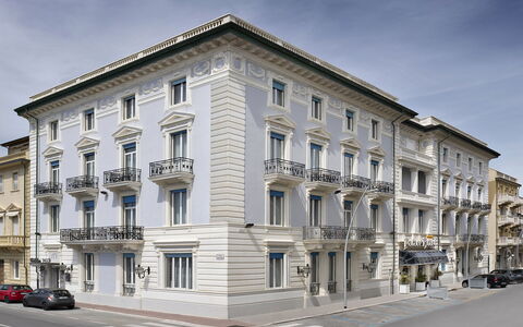 Boheme With Beach & Breakfast Included: Building, Sky, Window, Cloud, Car, Urban Design, Neighbourhood, Wheel, Residential Area, Condominium