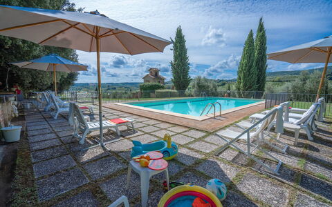 La Tesa Country House With Pool S. Gimignano: Water, Sky, Property, Swimming Pool, Cloud, Azure, Building, Outdoor Furniture, Umbrella, Tree