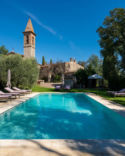 Villa Pietrafitta: Water, Plant, Sky, Tree, Nature, Azure, Building, Swimming Pool, Leisure, Grass