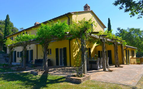 Villa Il Troscione: Home, Shade, Door, Spring, Cottage, Estate, Hacienda, Porch, Garden, Yard