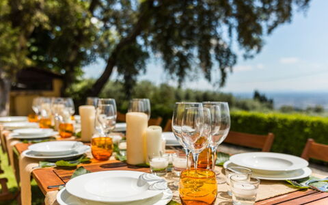 Villa Cerreta: Tableware, Table, Furniture, Drinkware, Food, Tablecloth, Serveware, Barware, Stemware, Plate