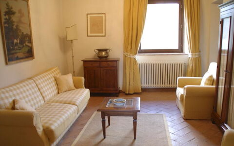 Magnolia e Camelia: Furniture, Interior Design, Flooring, Wood, Floor, Room, Couch, Living Room, Picture Frame, Table