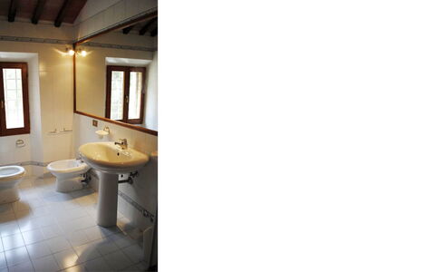 Il Tinaio: Plumbing Fixture, Flooring, Toilet Seat, Bathroom, Sink, Floor, Interior Design, Bathroom Sink, Toilet, Tap