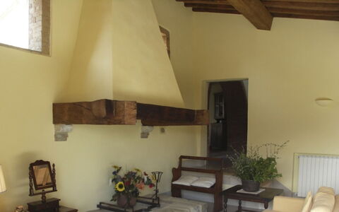 Case Belle: Wall, Wood, Interior Design, Flooring, Ceiling, Floor, Room, Living Room, Wood Stain, Hardwood