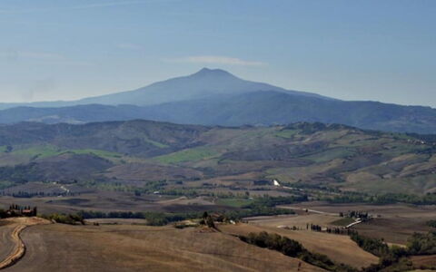Case Belle: Mountainous Landforms, Mountain, Hill, Horizon, Highland, Ecoregion, Mountain Range, Grassland, Landscape, Terrain