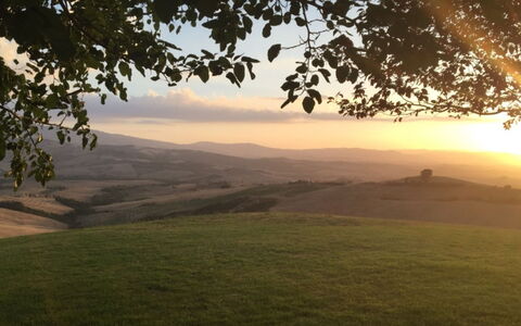 Vallocchie: Nature, Grass, Natural Landscape, Hill, Atmospheric Phenomenon, Grassland, Horizon, Ecoregion, Landscape, Sunrise