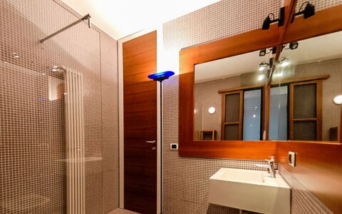 Villa Cala Moresca: Wall, Plumbing Fixture, Flooring, Interior Design, Bathroom, Wood, Floor, Mirror, Plumbing, Ceiling