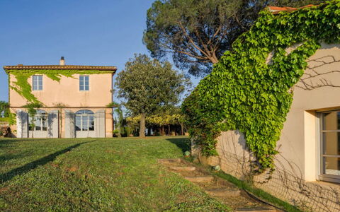 Villa Moscato: Shrub, House, Home, Land Lot, Estate, Rural Area, Garden, Cottage, Lawn