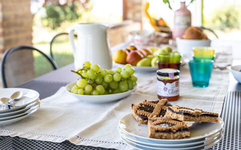 Il Pino Apartment: Food, Tableware, Serveware, Table, Drinkware, Dishware, Furniture, Ingredient, Fruit, Plate