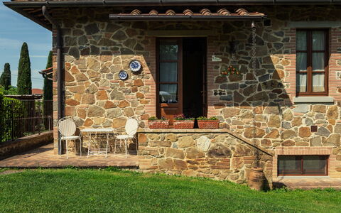 La Pergola: Door, Brick, Cottage, Brickwork, Farmhouse, Stone Wall, Garden, Flowerpot, Yard, Houseplant