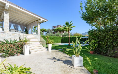 Villa Fiumetto: Shrub, Garden, Shade, Landscaping, Estate, Eco Hotel, Resort, Hacienda, Walkway