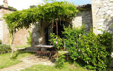 Appartamento Il Fienile Del Sole, Wifi, Perugia: Shrub, Garden, Brick, Stone Wall, Shade, Backyard, Yard, Landscaping, Hacienda