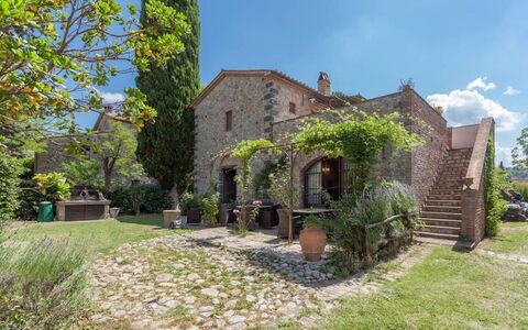 Appartamento Bellosguardo, Wifi, Near Perugia: Shrub, House, Door, Home, Estate, Garden, Cottage, Brick, Landscaping