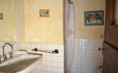 Appartamento Vele, Wifi, Near Perugia: Plumbing Fixture, Wall, Bathroom, Bathroom Sink, Flooring, Tap, Sink, Floor, Interior Design, Plumbing