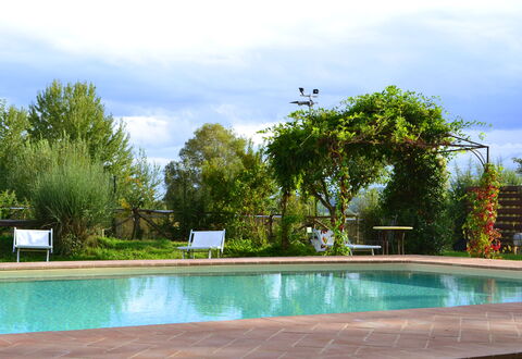 Appartamento Poggiolo, Wifi, Near Perugia: Swimming Pool, Outdoor Furniture, Resort, Garden, Shade, Leisure, Eco Hotel, Landscaping, Backyard