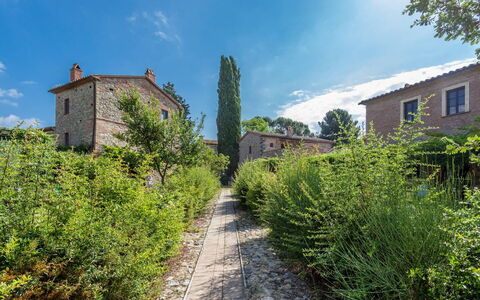 Appartamento Rustico, Wifi, Perugia: Shrub, Estate, Garden, Landscaping, Evergreen, Historic House, Villa, Farmhouse
