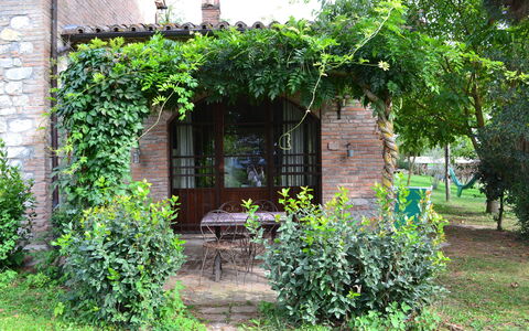 Appartamento Scuderia Del Borgo, Wifi, Perugia: Garden, Backyard, Shade, Brick, Yard, Landscaping, Outdoor Structure, Outdoor Furniture, Courtyard, Pergola