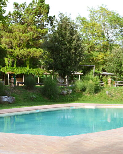 Appartamento Scuderia Del Borgo, Wifi, Perugia: Swimming Pool, Tree, Resort, Shade, Garden, Outdoor Furniture, Leisure, Backyard, Landscaping, Water Feature