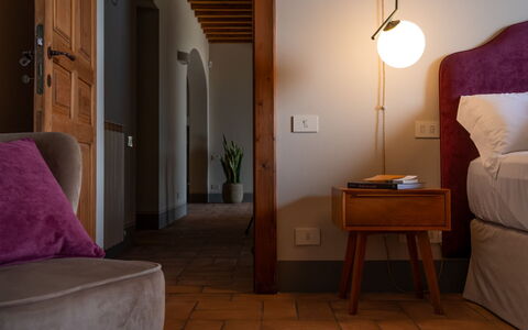 Villa Domus Papi: Furniture, Wall, Interior Design, Wood, Bedroom, Flooring, Floor, Lighting, Home, Bed