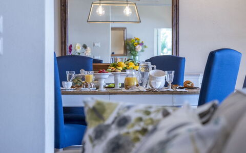 Bianca la Luna: Furniture, Interior Design, Room, Textile, Table, Lighting, Ceiling, Flooring, Chair, Floor