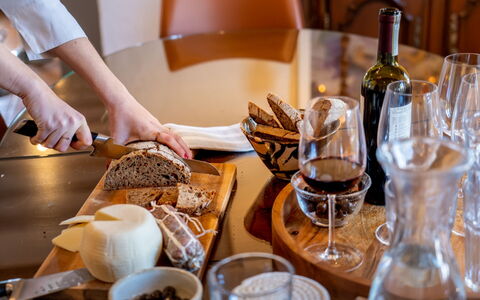 Il Querceto: Tableware, Food, Serveware, Furniture, Table, Drinkware, Ingredient, Barware, Dishware, Stemware