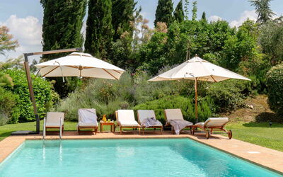 Podere i Poggi: Swimming Pool, Outdoor Furniture, Umbrella, Resort, Furniture, Sunlounger, Shade, Garden, Eco Hotel, Landscaping