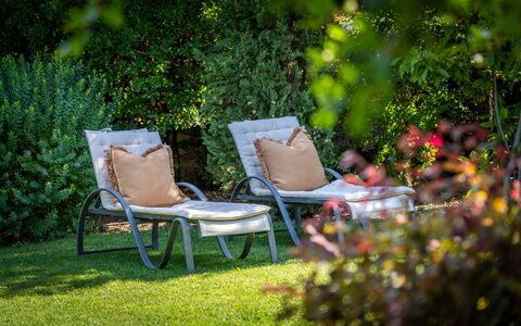 Town House Garden: Furniture, Outdoor Furniture, Chair, Garden, Spring, Leisure, Groundcover, Sunlounger, Shade, Armrest