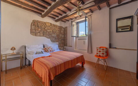 La Piccola Oasi: Wall, Bedroom, Bed, Furniture, Bed Sheet, Bedding, Linens, Interior Design, Room, Bed Frame