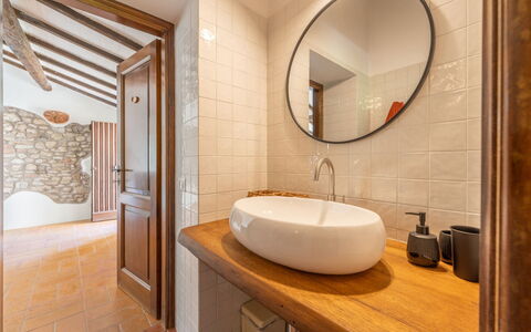 La Piccola Oasi: Wall, Plumbing Fixture, Interior Design, Flooring, Floor, Tap, Bathroom, Sink, Plumbing, Lighting