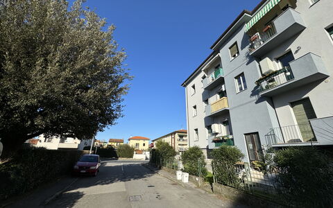 Sto Bene Qua: Building, Window, Residential Area, Road Surface, Neighbourhood, House, Town, Architecture, Home, Apartment