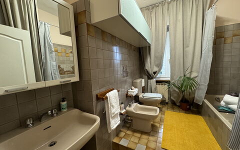 Sto Bene Qua: Flooring, Plumbing Fixture, Floor, Sink, Toilet Seat, Bathroom Sink, Interior Design, Bathroom, Toilet, Plumbing