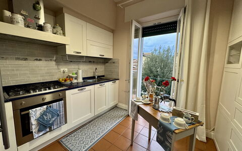 Sto Bene Qua: Kitchen Appliance, Kitchen, Major Appliance, Furniture, Countertop, Interior Design, Flooring, Home Appliance, Cabinetry, Room