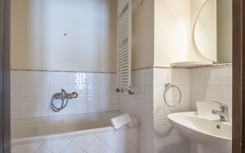 Casa Viola Pool, Wifi, Montaione: Bathroom, Plumbing Fixture, Wall, Flooring, Bathroom Sink, Interior Design, Floor, Sink, Tap, Plumbing