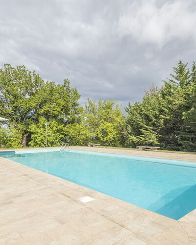 Cottage Monti Pet Friendly With Shared Pool: Swimming Pool, Shade, Landscaping, Design, Tile, Resort, Flagstone, Evergreen