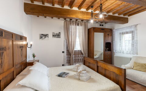 Capanna Di Elfo: Furniture, Bed, Bedroom, Interior Design, Wall, Bedding, Bed Sheet, Wood, Flooring, Floor