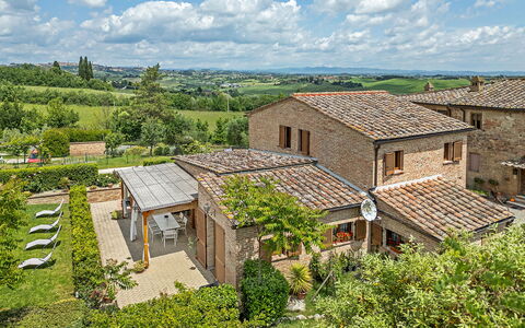 Capanna Di Elfo: House, Home, Land Lot, Cottage, Rural Area, Roof, Estate, Farmhouse, Village, Garden