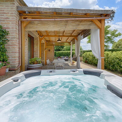 Capanna Di Elfo: Swimming Pool, Resort, Furniture, Flowerpot, Eco Hotel, Leisure, Houseplant, Outdoor Furniture, Bathtub