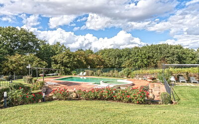 Dimora Di Castroncello: Swimming Pool, Garden, Resort, Landscaping, Lawn, Park, Shade, Yard, Backyard, Eco Hotel