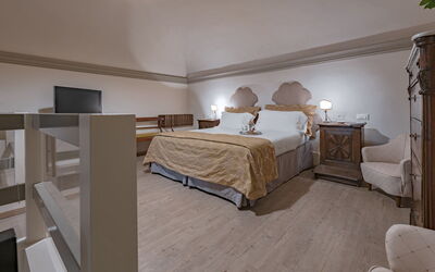 Elegant Suite: Florence Apartment with View on Med