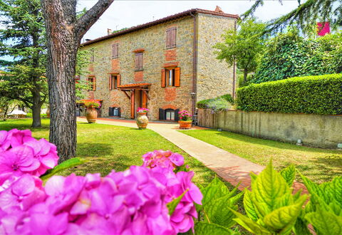 Agriturismo Casa Da Pietro: Garden, Estate, Landscaping, Lawn, Yard, Hacienda, Backyard, Villa, Mansion, Farmhouse