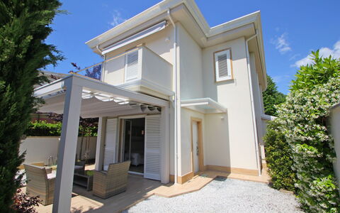 Casa Rossella: Home, Residential Area, House, Door, Balcony, Estate, Porch, Shade, Molding, Design