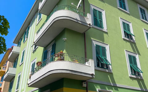 Corso Roma 15 Vacanze - Levanto: Building, Facade, Apartment, Residential Area, Urban Design, Home, Condominium, Balcony, Mixed-Use, Paint
