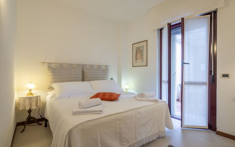 Bonaria Boutique House Ac, Wifi, Cinque Terre: Wall, Interior Design, Floor, Wood, Bedroom, Bed, Flooring, Room, Bed Sheet, Ceiling
