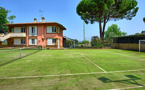 Villa Adriana: Tennis Court, Tennis, Racquet Sport, Net, Shade, Lawn, Garden