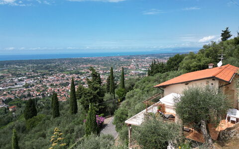Uno Sguardo sul Mare: Landscape, Hill Station, Village, Chaparral, Mountain Village