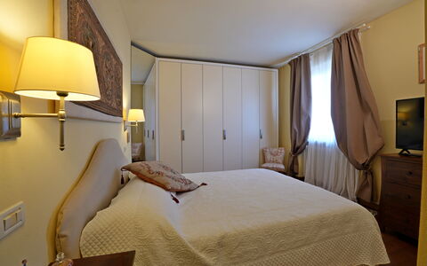 Uno Sguardo sul Mare: Furniture, Bed, Interior Design, Bedroom, Wood, Bed Sheet, Bedding, Floor, Flooring, Room