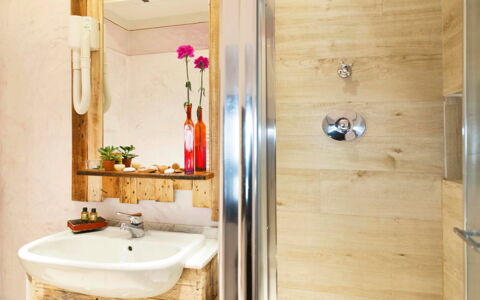 Il Canto Del Maggio: Bathroom, Bathroom Sink, Plumbing Fixture, Wood, Mirror, Interior Design, Flooring, Tap, Sink, Plumbing