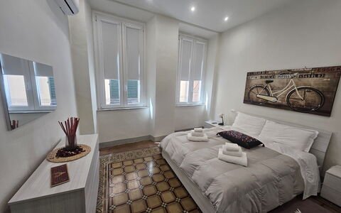 Il Cervo In Città: Floor, Flooring, Wood, Interior Design, Apartment, Room, Bedroom, Ceiling, Bed, Wood Stain