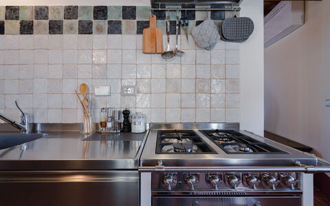 Mensano Old Town Apartment: Kitchen, Kitchen Appliance, Kitchen Stove, Major Appliance, Gas Stove, Countertop, Stove, Cooktop, Kitchen Sink, Home Appliance